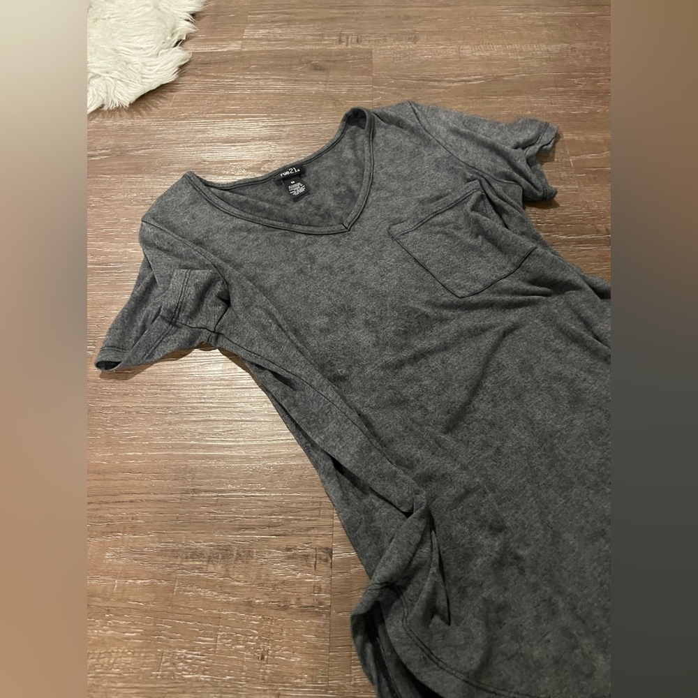Rue21 Gray Short Sleeve Tee V-Neck with Front Pocket / Frocket Soft Size Small